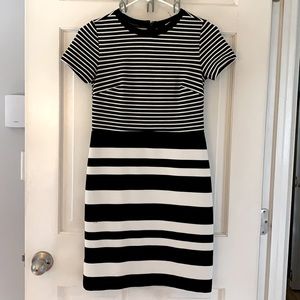 Black and white size 0P short sleeved fitted dress